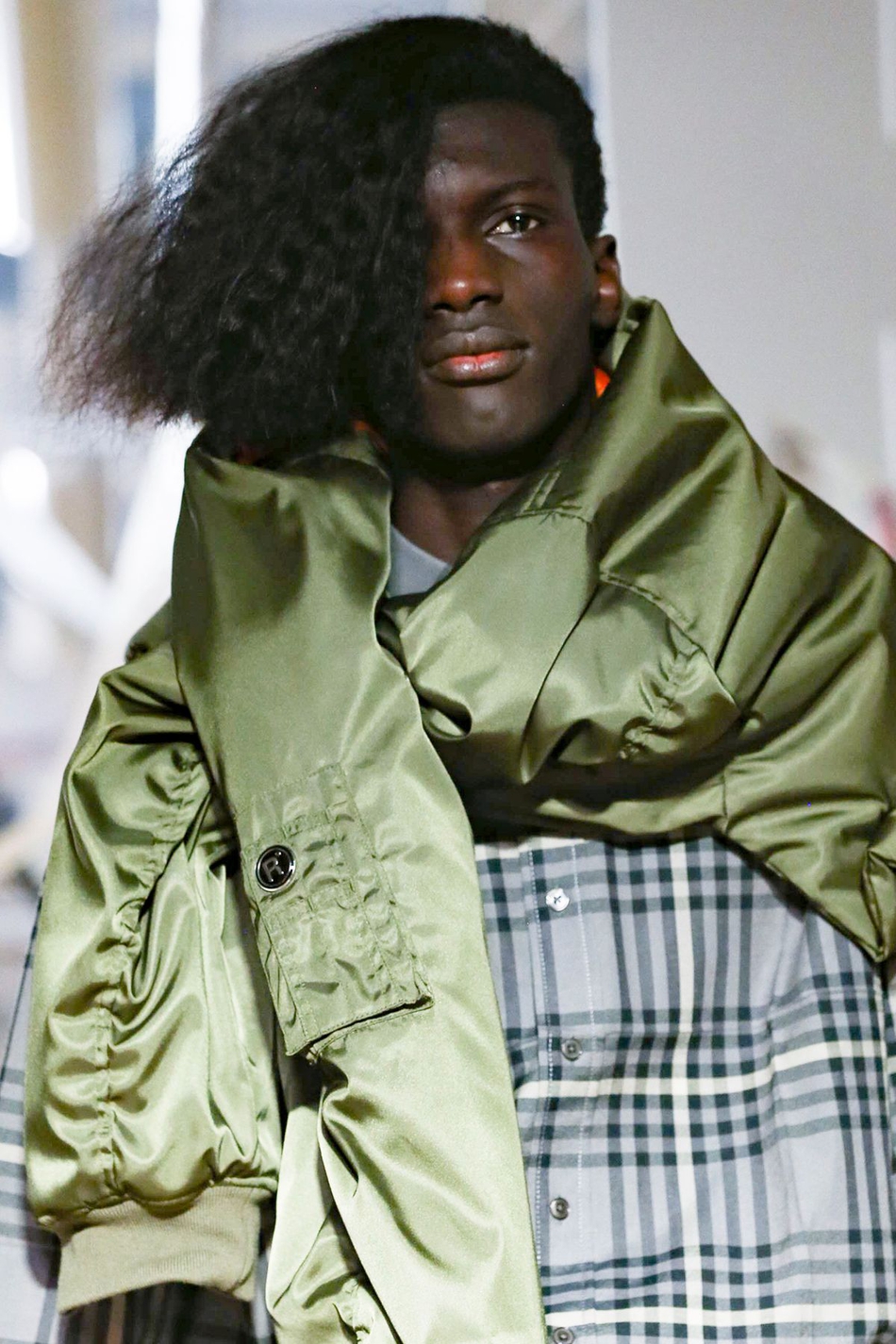 伦敦风太大martinerose秀场模特一边倒发型清奇吸睛