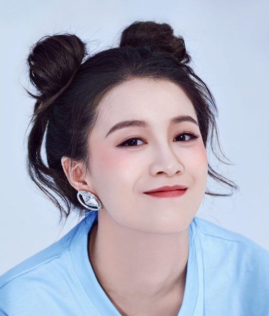 李嘉格演绎"红"妆 可御姐可少女