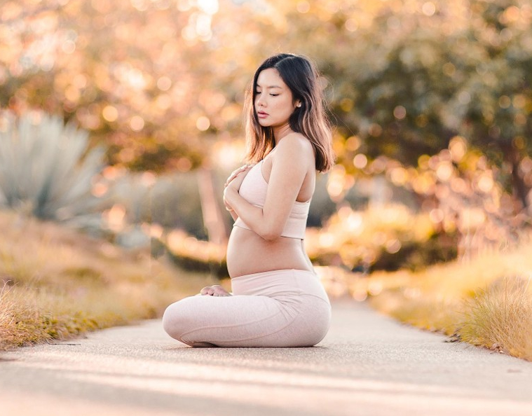 乐基儿与老公拍孕期写真 高难度瑜伽动作惊人