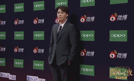 李易峰亮相2017微博之夜红毯 西服套装儒雅绅士风帅气十足
