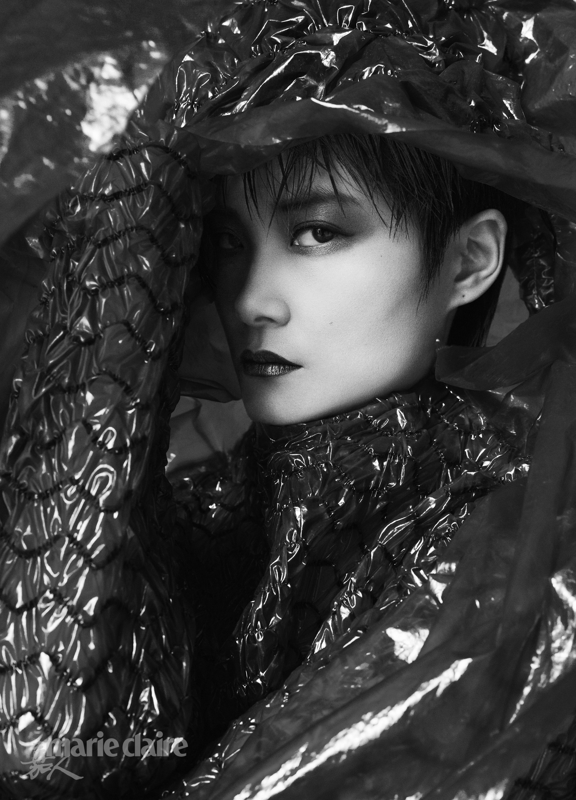 李宇春暗黑哥特风登《嘉人》11月封面 演绎柔软却坚定的力量感_高清