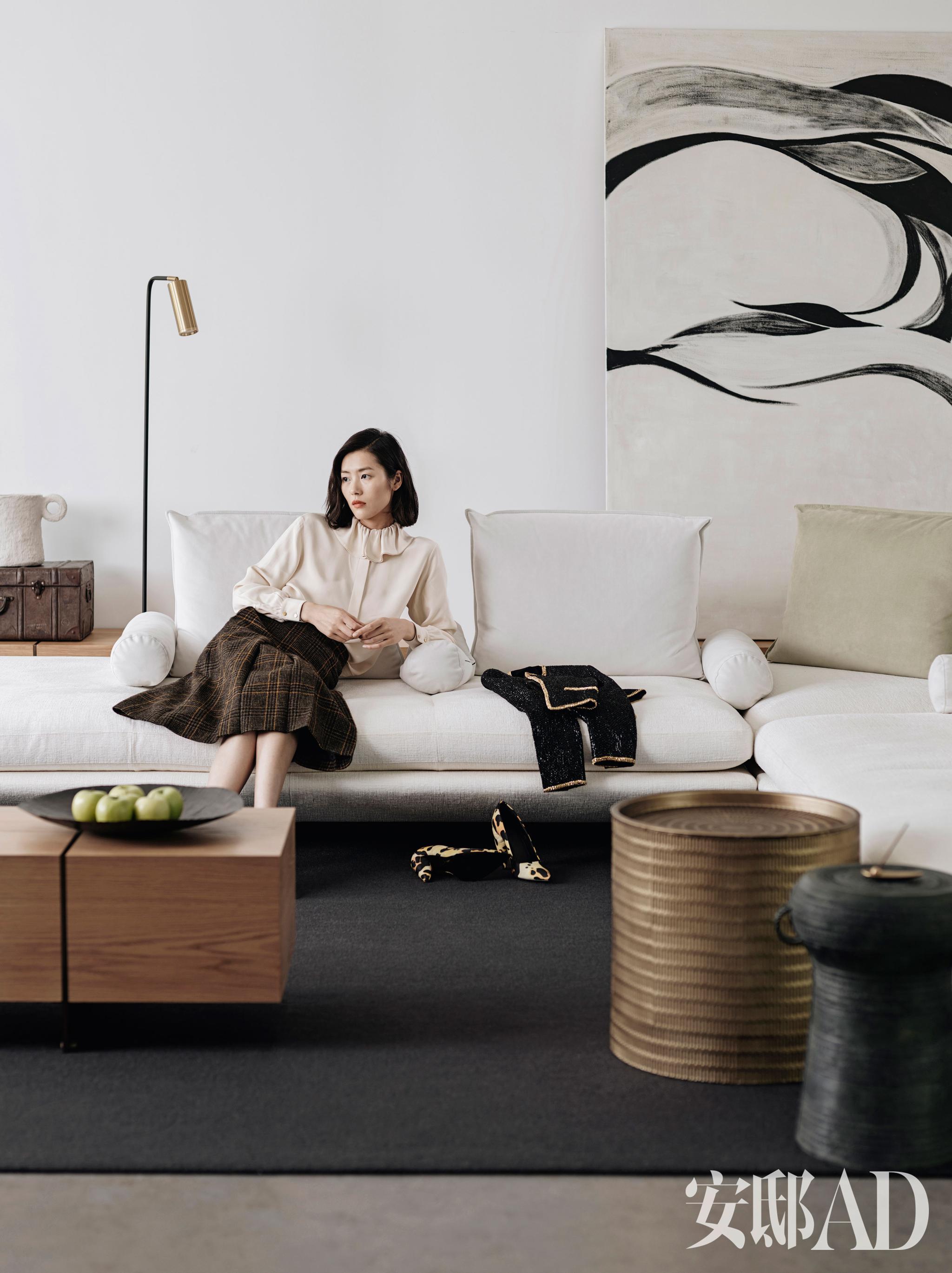 刘雯登《安邸ad》10月刊封面 t台背后每一处都闪耀