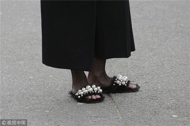 珍珠装饰的黑色毛拖鞋