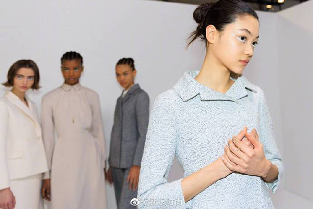 #2022春夏高定时装周# 迪奥高订秀场的“白色下眼线”妆容