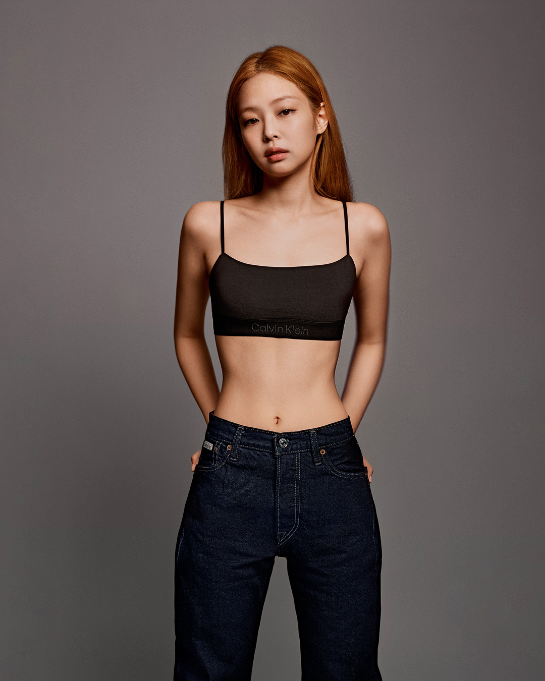 jennie身着calvin klein jeans系列及calvin klein underwear系列