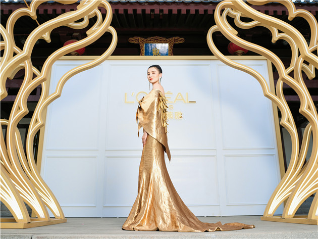 巴黎欧莱雅联手高定设计师郭培呈现金致臻颜牡丹盛秀