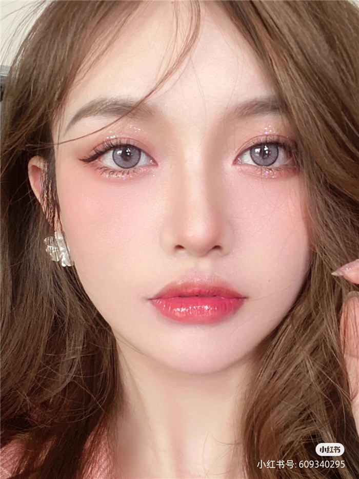 清透氧气底妆-tf粉底,色调偏粉用美妆蛋上妆,妆面更服帖轻薄,温柔的薄