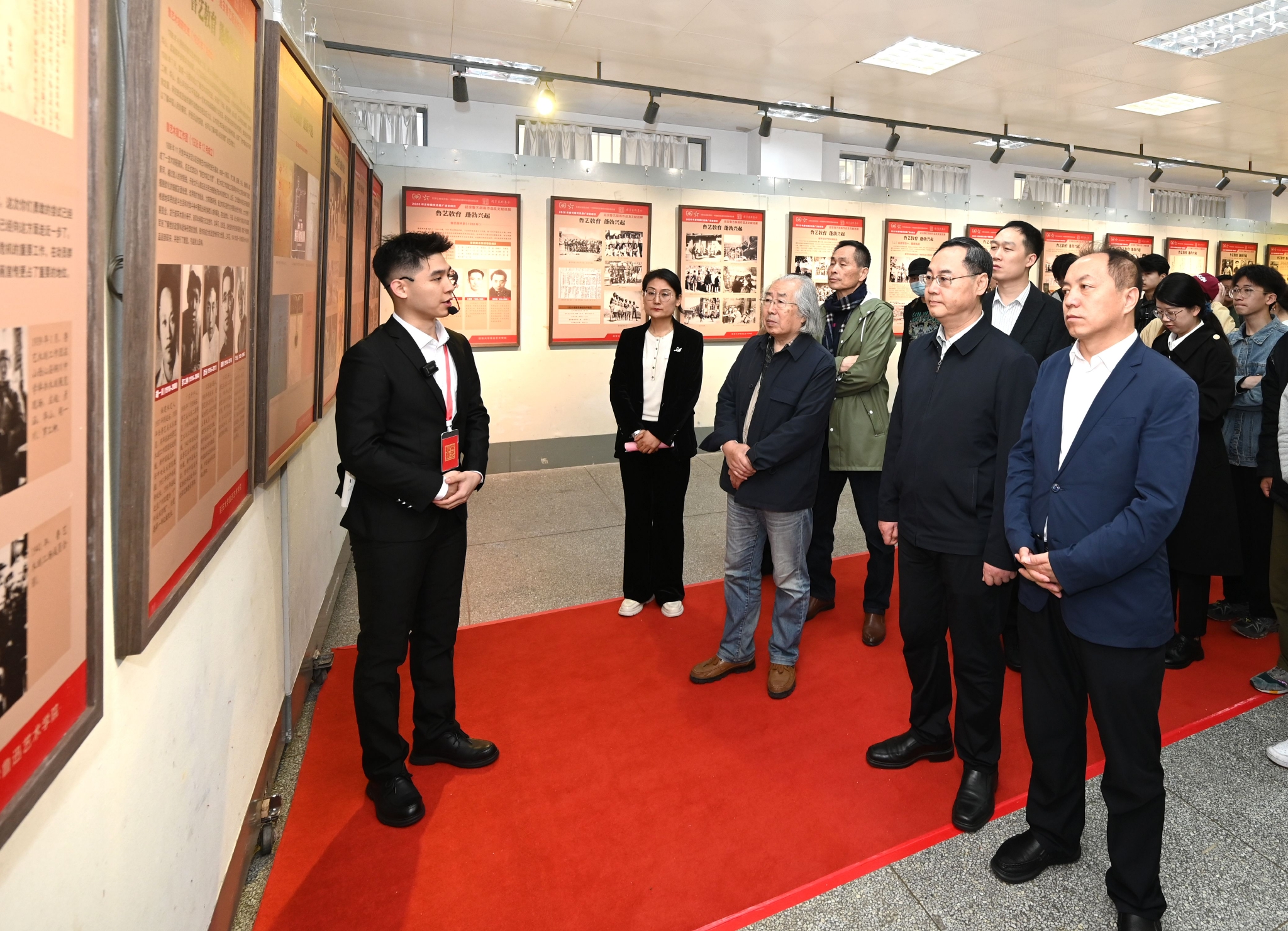 嘉宾参观展览