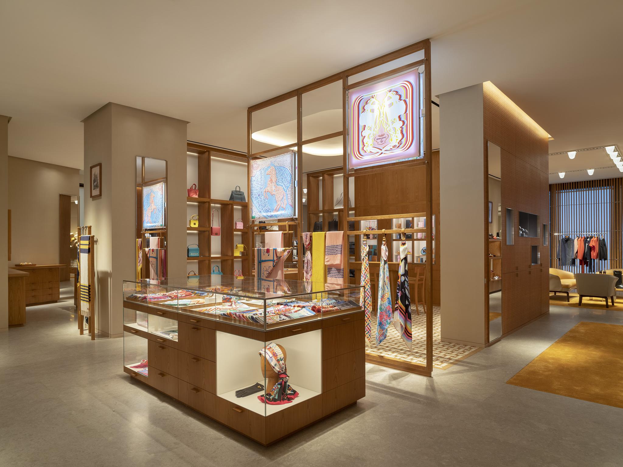 丝巾,皮具及腕表与欧式轻巧的樱桃木和竹编家具辉映成趣