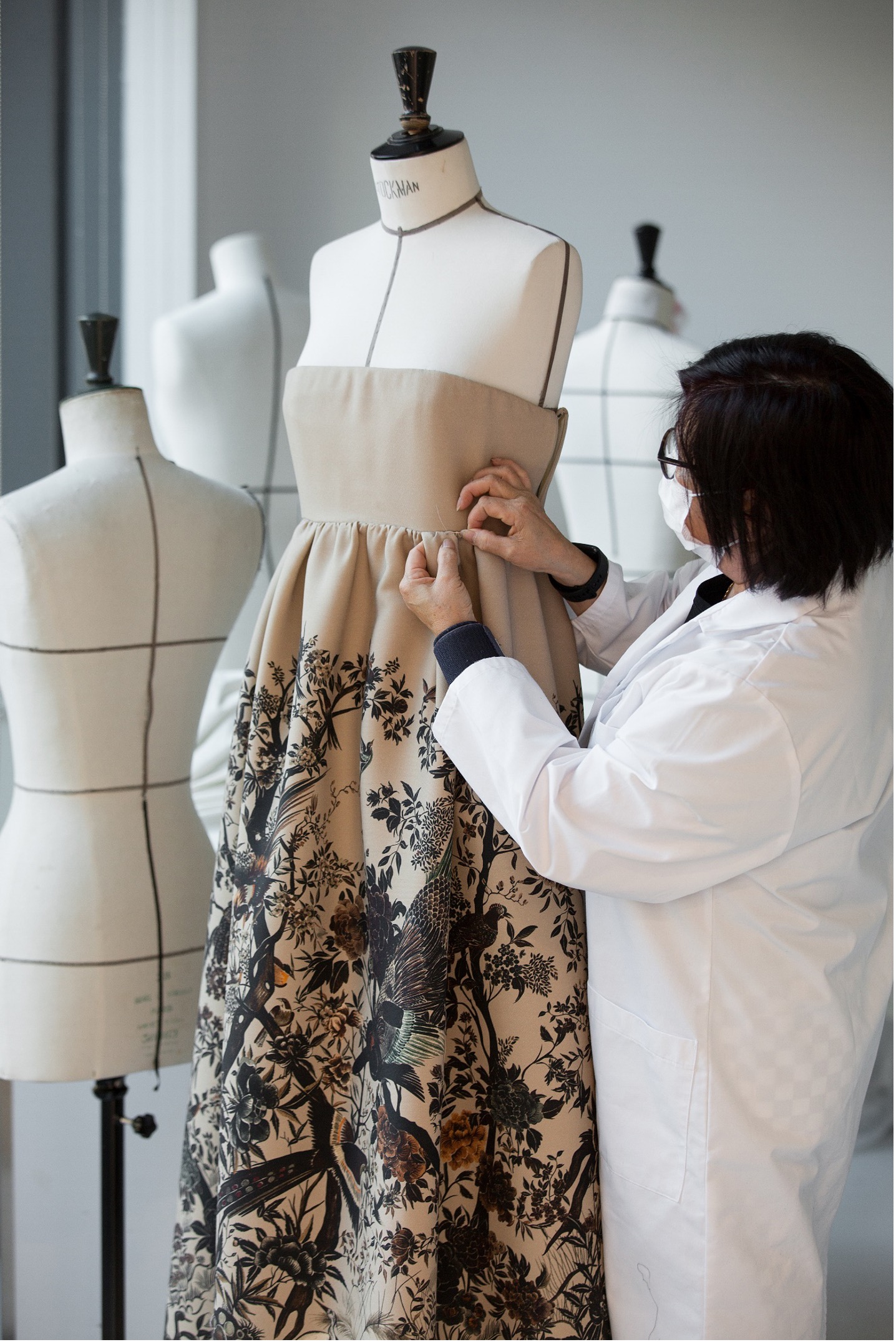 迪奥二零二二秋冬成衣系列之工艺 工坊匠人在制作“冬日花园”主题的礼服裙