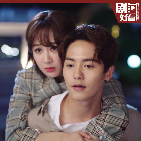 杨紫剧中穿格纹西装