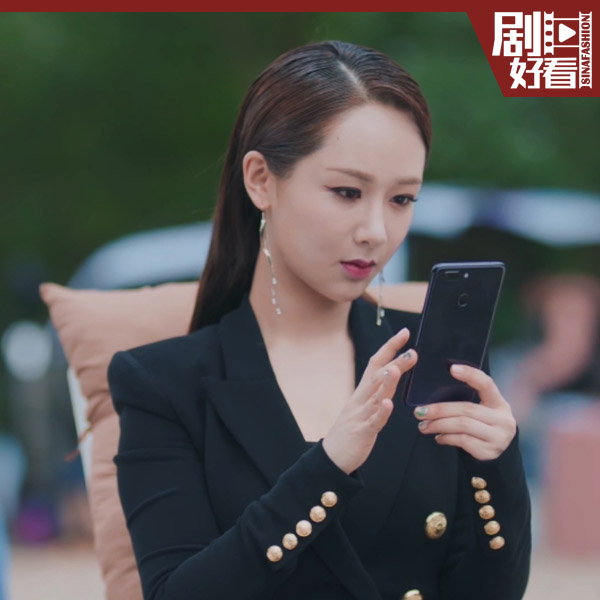 杨紫的暗黑系西装造型