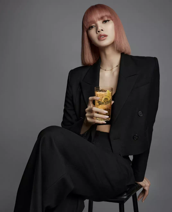 人间芭比LISA轻泰妆