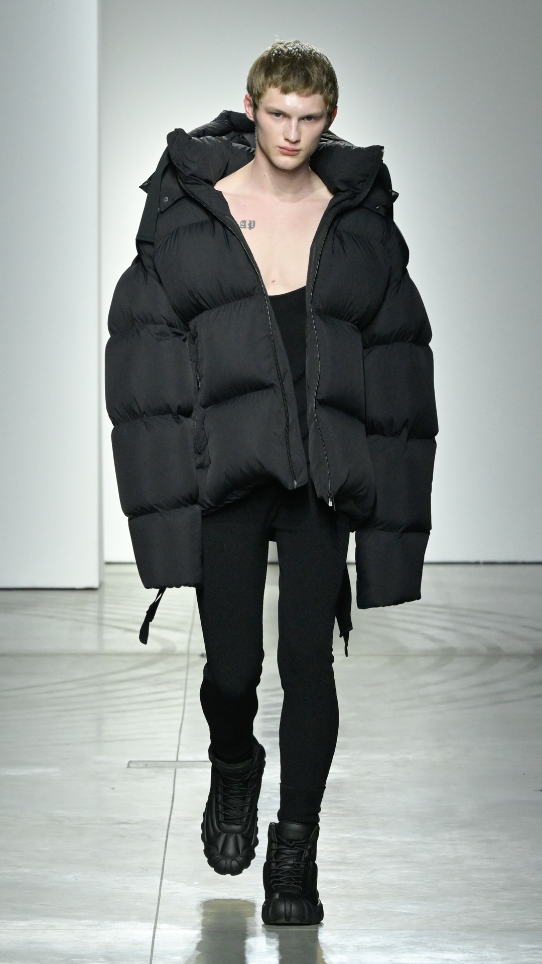 Onitsuka_Tiger_FW23-24_Look_17