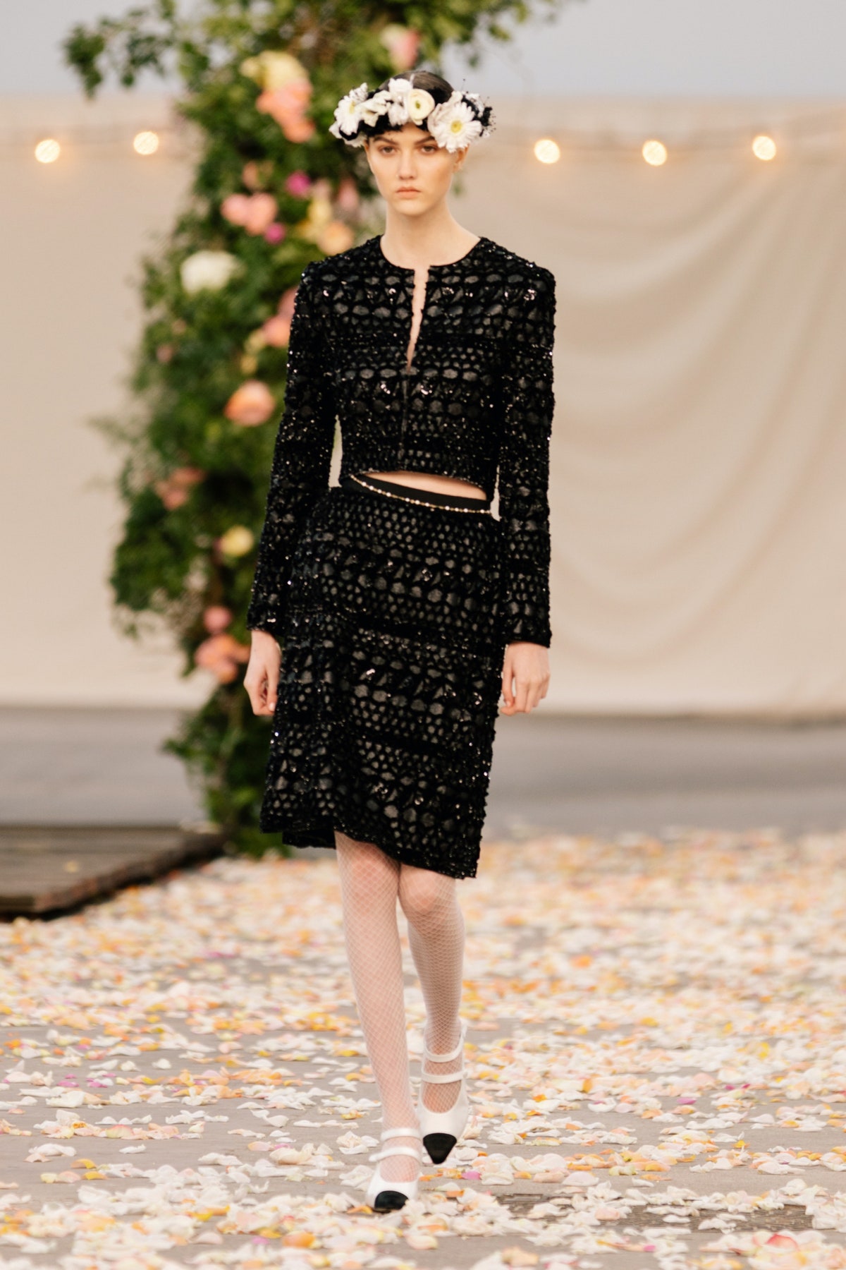 chanel2021春夏高定系列如同一场家庭聚会或一场婚礼