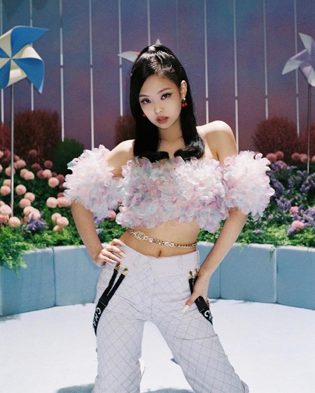 Jennie彩虹云朵飘飘妆