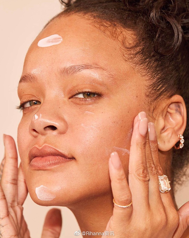 Rihanna素颜出镜Fenty Skin官网宣传图