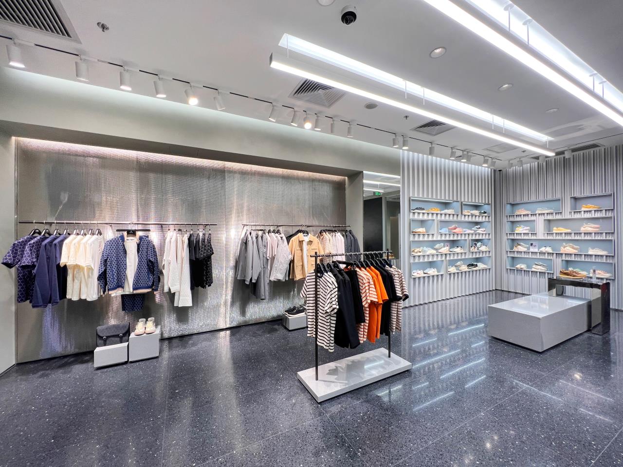 li-ning 1990(李宁1990)国贸店以"格"为概念的设计风格