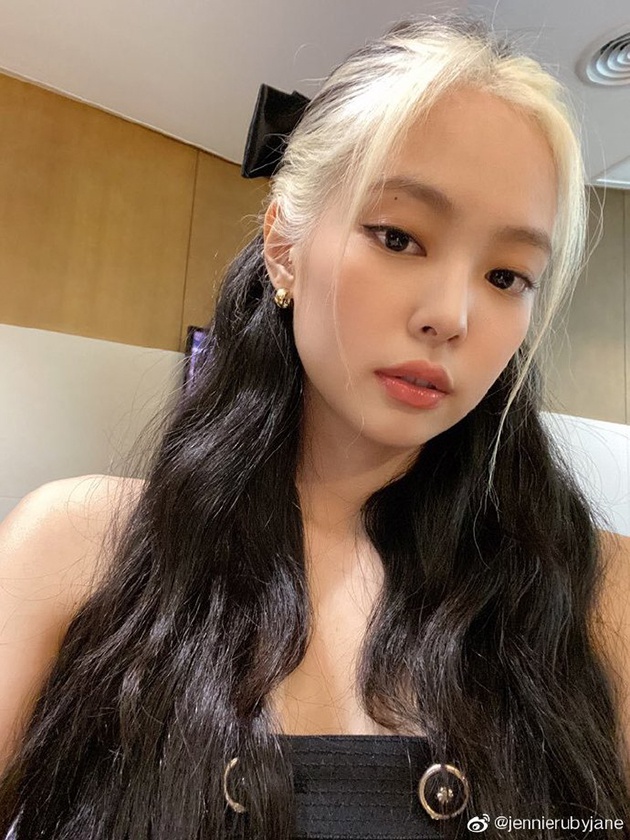 Jennie黑白双色染发