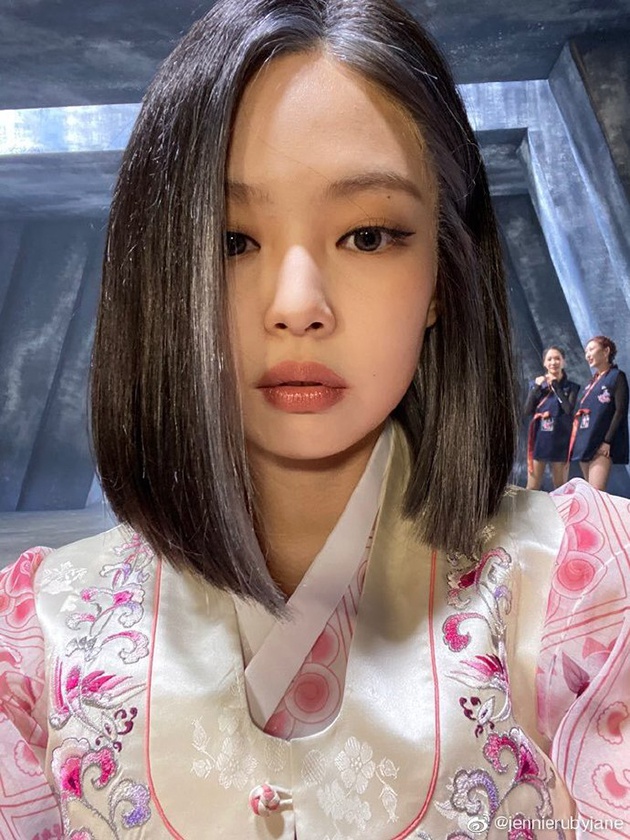 Jennie棕银色挑染