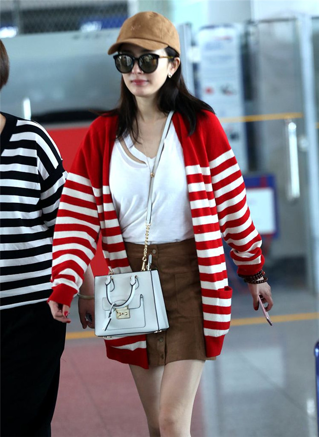 杨幂穿条纹开衫