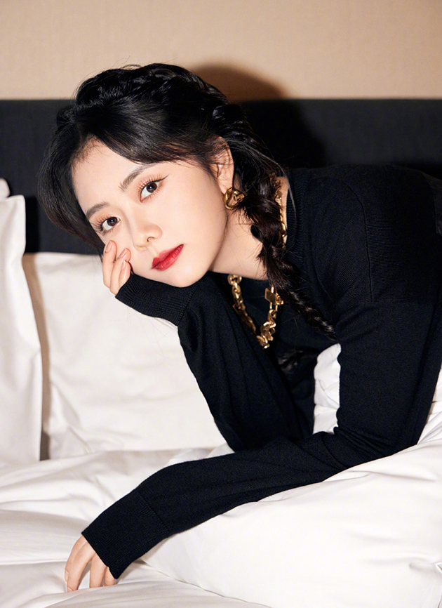 谭松韵 冬日暖棕妆容