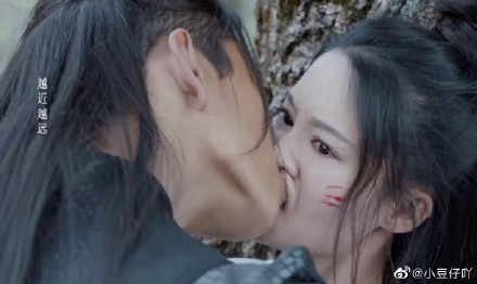 美颜社|李沁被王大陆亲变形?她的唇周保养做的比你好多了