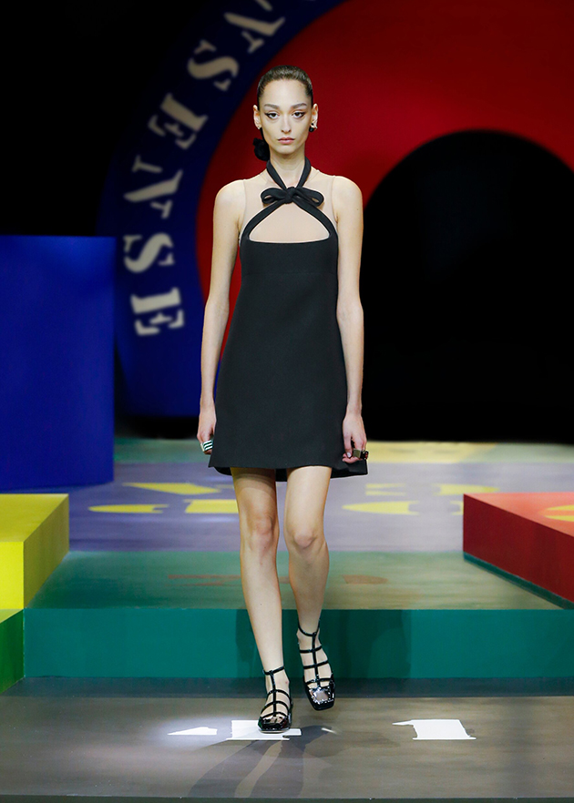 黑色礼服裙，迪奥二零二二春夏成衣系列，由玛丽亚·嘉茜娅·蔻丽设计