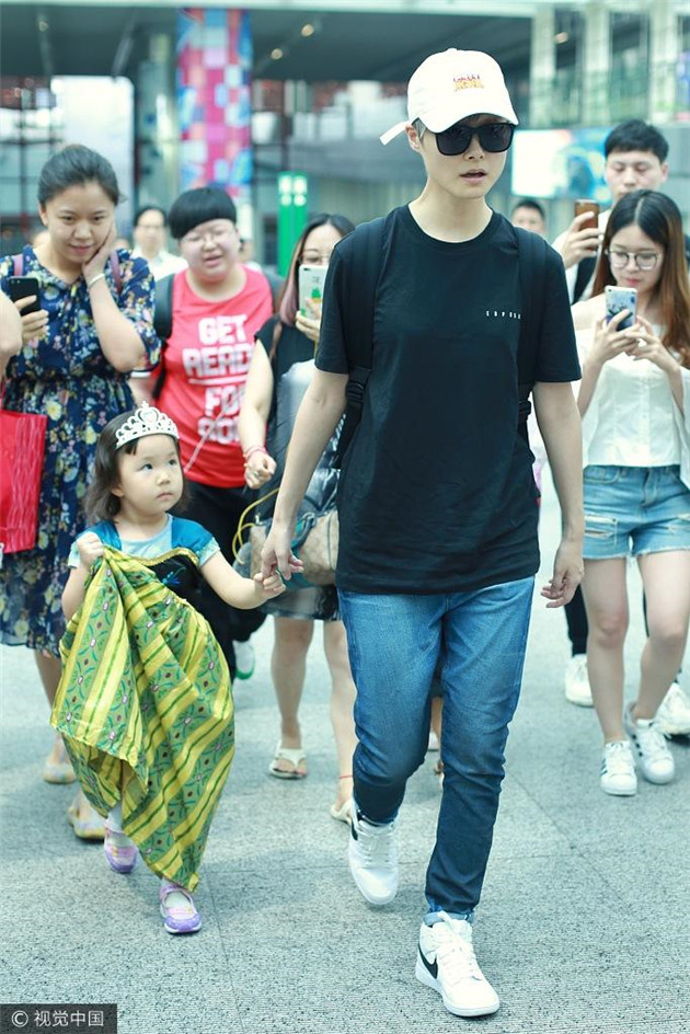 李宇春机场牵手小粉丝