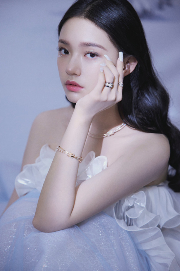 林允渐变蓝碎钻眼妆