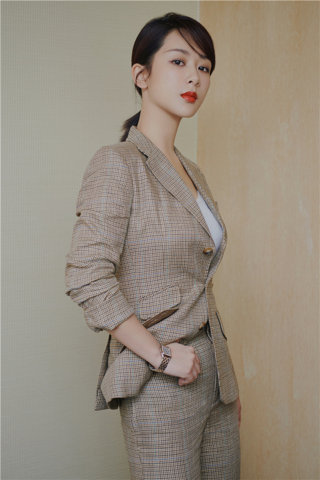 杨紫穿格纹西装