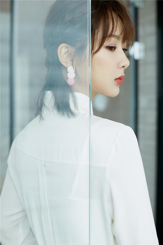 杨紫穿白衬衫