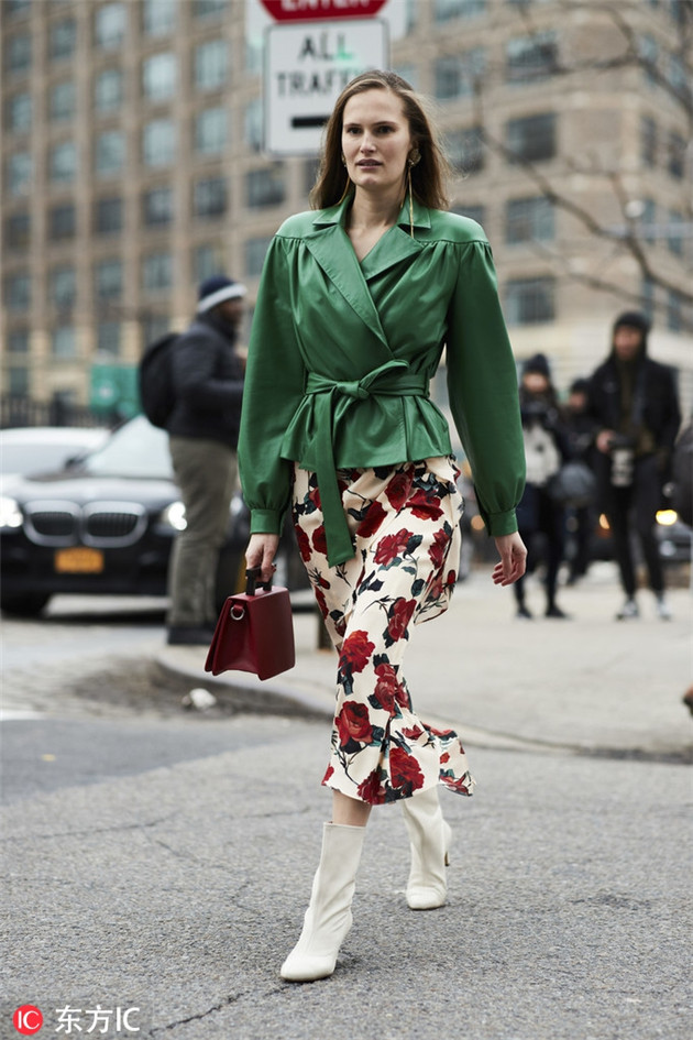 红配绿高街造型潮人穿搭虽然有了印花和格纹的加持
