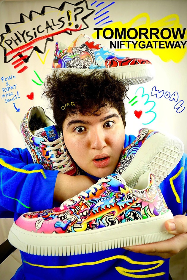 18岁艺术家Fewocious拿着NFT运动鞋实体版