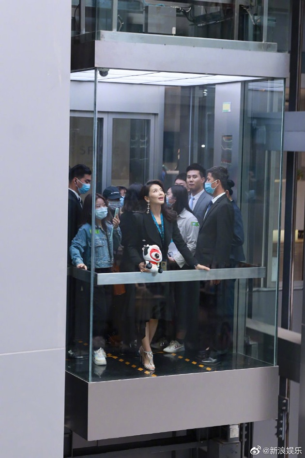刘涛新浪扫楼 乘电梯