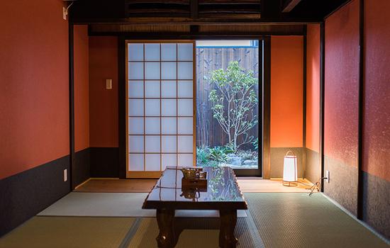 清水茶寮中的里侧房间，可以边品茶边欣赏日本庭院