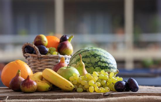 秋天是水果丰盛的时节，葡萄、柚子、石榴都是时令水果