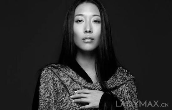 殷亦晴是首位获得法国高级定制时装称号的华人设计师
