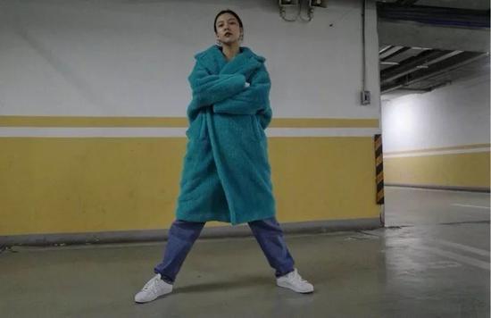 融光蓝毛绒大衣宋妍霏的丛林的保护色?