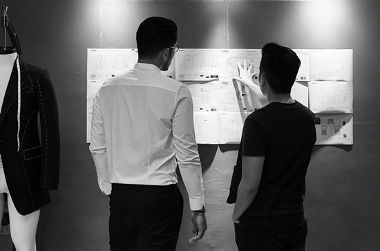 yoyuu主理人卢毅与高以翔的工作合影