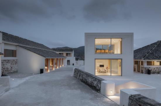 这家网红民宿又开新店桃花丛中的白房子美得不真实