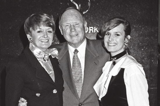Kelly Gray（最右）与父母的合照，1993