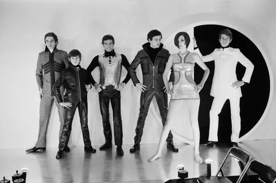 模特们在 1968 年展示新的 Pierre Cardin 系列