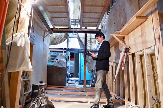 设计师竹内诚一郎，在有一居“条”系列町屋民宿改造现场