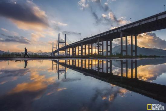 晨遛温州大桥下，天地镜面一线分