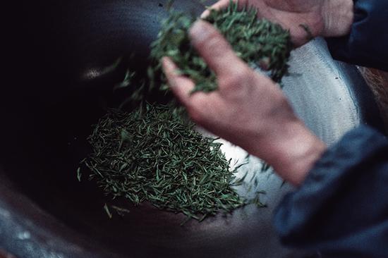 炒龙井时，主要为了去掉茶叶中水分，但不能破坏茶叶本身的形