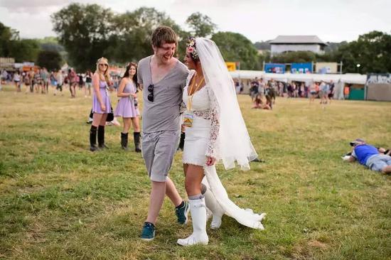 这位姑娘甚至连结婚都要穿一双白色的雨靴