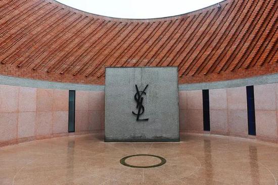 ㊽马约尔花园旁边坐落着YSL博物馆，保存着他的很多作品和故事。