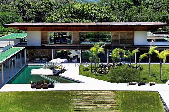 内马尔位于巴西的豪宅，泳池、网球场、健身房一应俱全，据说还有防空洞。