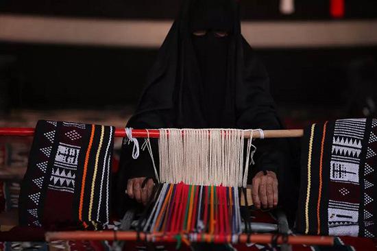 Al-Sadu 手工编织，使用的手工编织设备由木头制成，当地人称之 为“Nool”标题